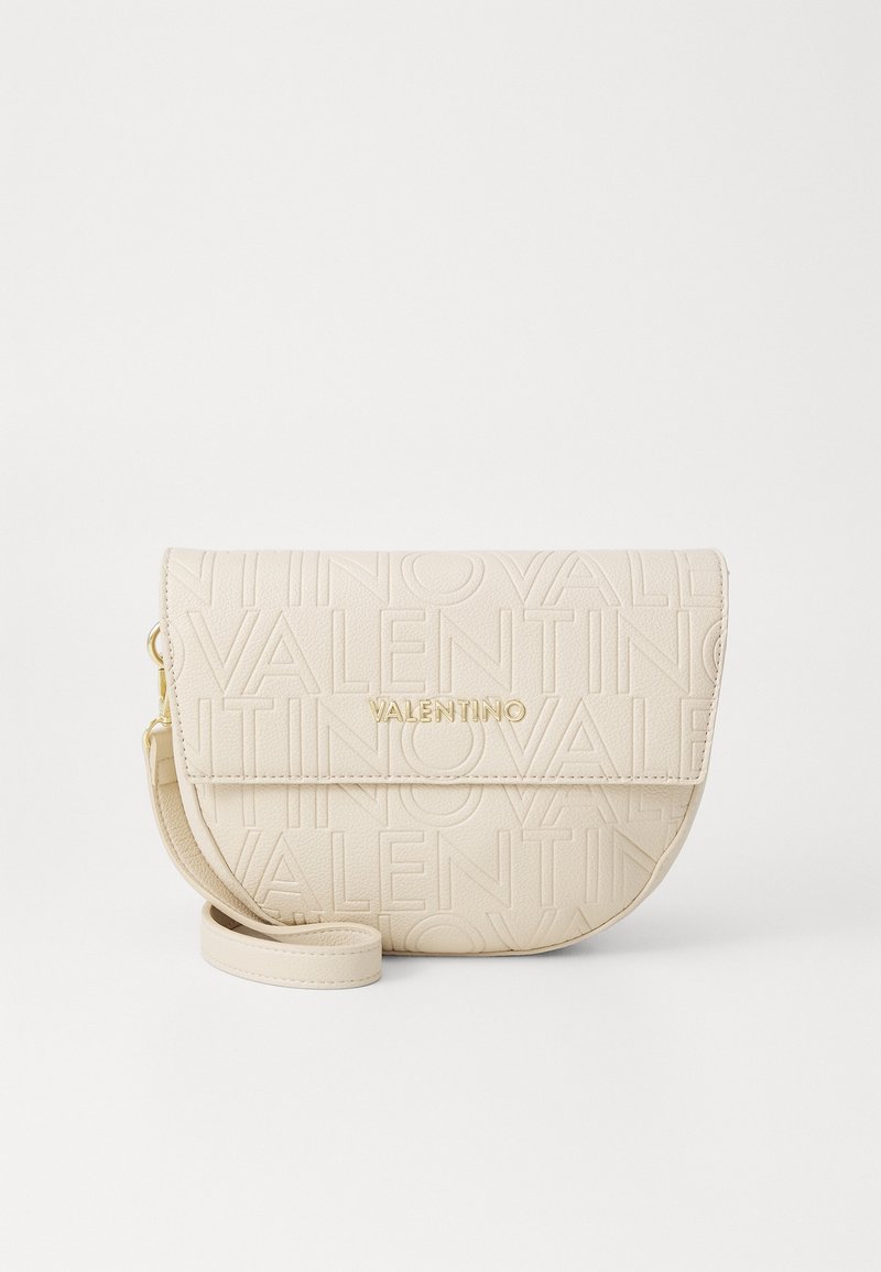 Beige schoudertas met een reliëf VALENTINO-logo, gebogen vorm, gouden hardware en een afneembare schouderriem. Glad leren textuur.