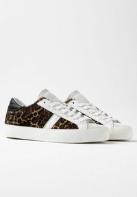 Leopardmønstret lavtopsneakers med hvide læder- og ruskindsdetaljer, sølvstribe og en tekstureret stofoverdel. Gummisål.