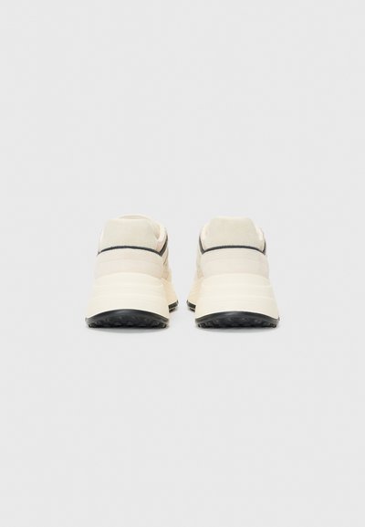 Lichtgekleurde sneakers met een bovenwerk van suede en mesh, een dikke middenzool en een gestructureerde zwarte rubberen zool.