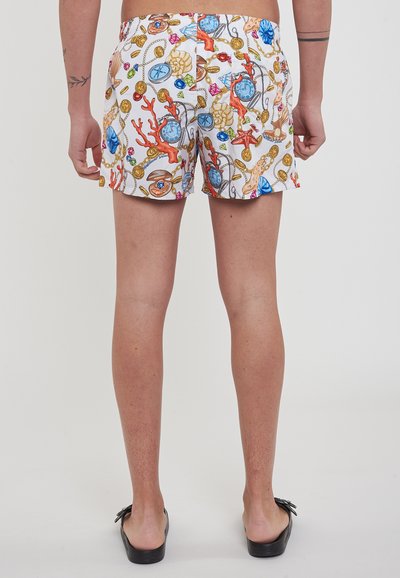 Shorts da bagno da uomo in tessuto bianco con un motivo colorato e giocoso di coralli, conchiglie, orologi e monete. Design con vita elastica.
