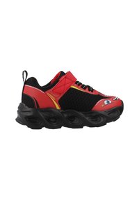 Zapatilla deportiva roja con lados de malla negra, correa de velcro y suela negra texturizada. Presenta ojos de dibujos animados y detalles de diseño en amarillo y rojo.