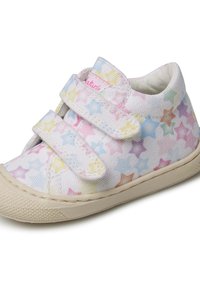 Scarpa da ginnastica bianca con motivo a stelle multicolori. Presenta due strap in velcro, una suola in gomma e una superficie texturizzata per una migliore presa.