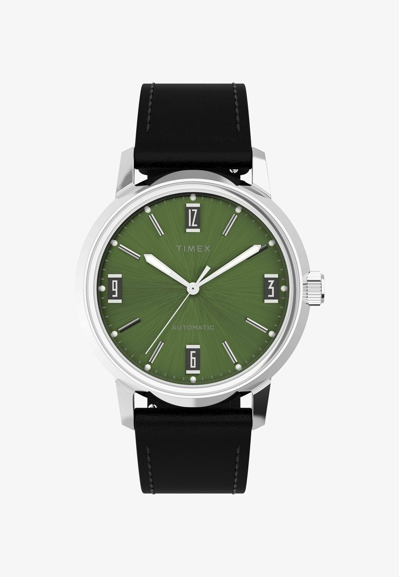 Timex automatinis laikrodis su žaliu tekstūruotu ciferblatu, sidabriniais indeksais ir rodyklėmis, juoda odinė apyrankė ir datos rodymas 6 val. pozicijoje.