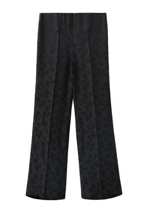 Pantalones negros de pierna ancha con patrón floral sutil y pliegue en la parte delantera de cada pierna sobre un fondo blanco.