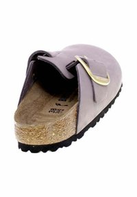 Scarpe slip-on in suede viola con cinturino regolabile, soletta in sughero e suola in gomma nera. Presentano dettagli in metallo dorato.