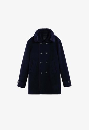 Abrigo de lana azul marino con diseño de doble botonadura, cuello de pelaje, dos bolsillos delanteros y puños abotonados para un detalle adicional.