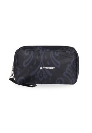 Astuccio nero con zip realizzato in tessuto, caratterizzato da un sottile motivo scuro, con una piccola tracolla e un prominente logo bianco "FREDDY".
