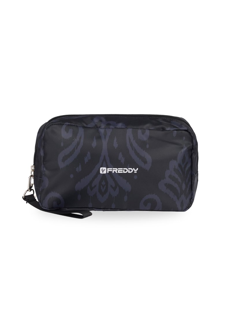 Estuche de lápices negro con cremallera hecho de tela, que presenta un sutil diseño oscuro, con una pequeña correa y un prominente logotipo blanco "FREDDY".