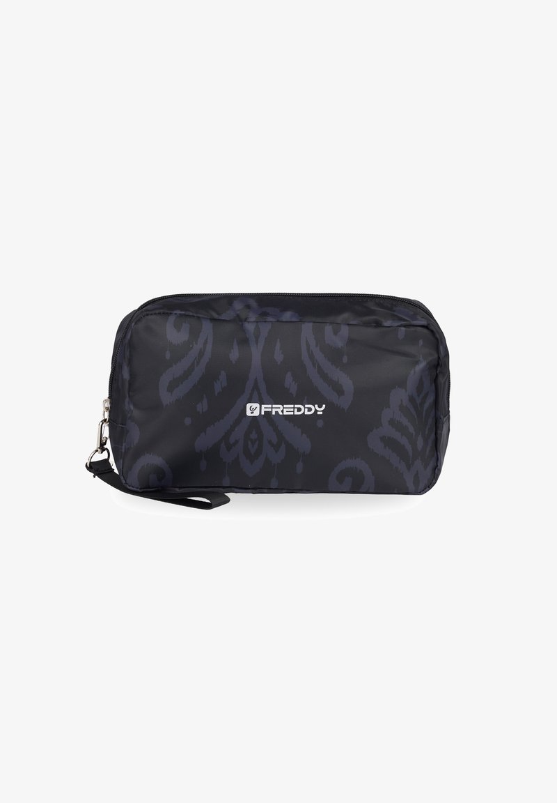 Estuche de lápices negro con cremallera hecho de tela, que presenta un sutil diseño oscuro, con una pequeña correa y un prominente logotipo blanco "FREDDY".
