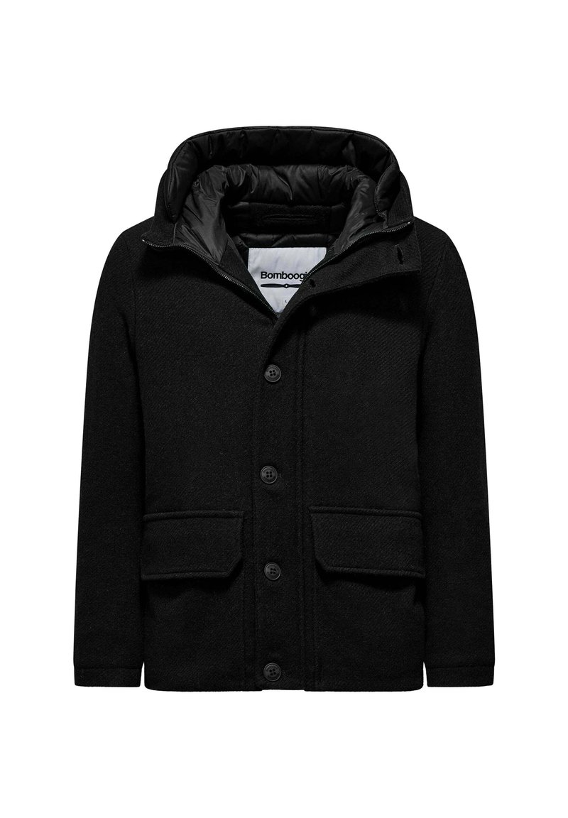 Cappotto nero con un esterno testurizzato, caratterizzato da un cappuccio con zip, chiusura a bottoni e due tasche frontali con un rivestimento interno trapuntato.
