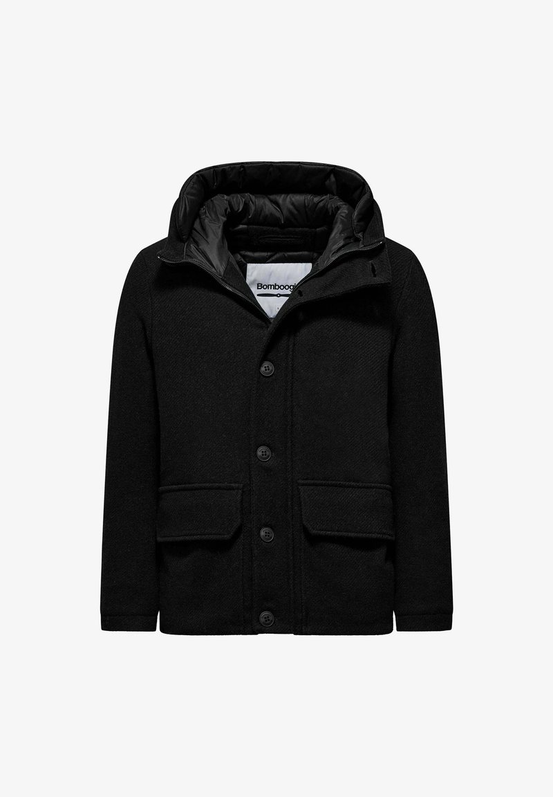 Cappotto nero con un esterno testurizzato, caratterizzato da un cappuccio con zip, chiusura a bottoni e due tasche frontali con un rivestimento interno trapuntato.