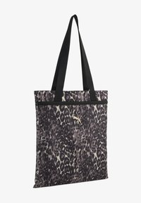 Sélectionné, puma black-leopard aop
