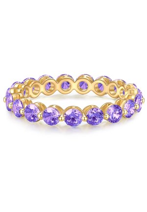 Anello placcato in oro con gemme tonde viola incastonate in un design di banda senza cuciture, con ritagli circolari tra le pietre.