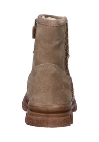 Bruine suède enkellaars met een textuur aan de achterkant, zijnaaddetails, een zachte binnenvoering en een rubberen zool voor grip en duurzaamheid.