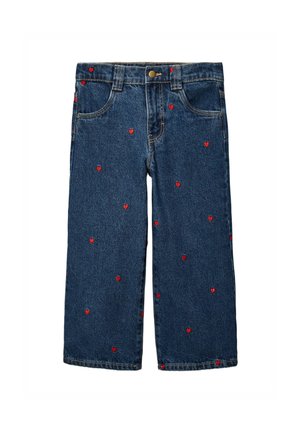 Pantalon en jean bleu à jambes larges avec de petits motifs de cœurs rouges dispersés sur le tissu.