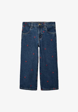 Pantalon en jean bleu à jambes larges avec de petits motifs de cœurs rouges dispersés sur le tissu.