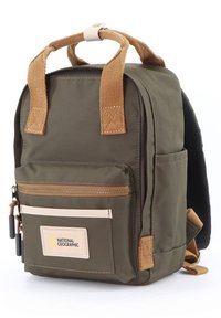 Zaino verde oliva con un tessuto testurizzato, spallacci beige, una tasca frontale con zip e un'etichetta con il logo National Geographic. Presenta un design compatto.
