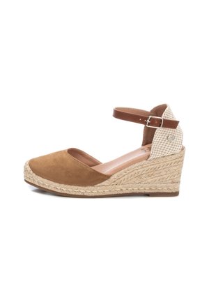 Alpargatas de cuña de ante marrón con una suela de yute trenzado, correa lateral en el tobillo y un panel trasero texturizado en beige.
