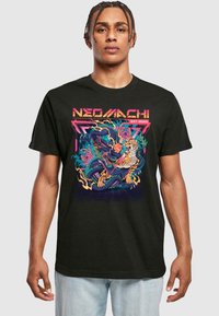 Sort bomulds t-shirt med et farverigt grafik af en tiger og drage, med neonlysende accenter og tekst, der siger "NEO/MACHI EST. 2020."