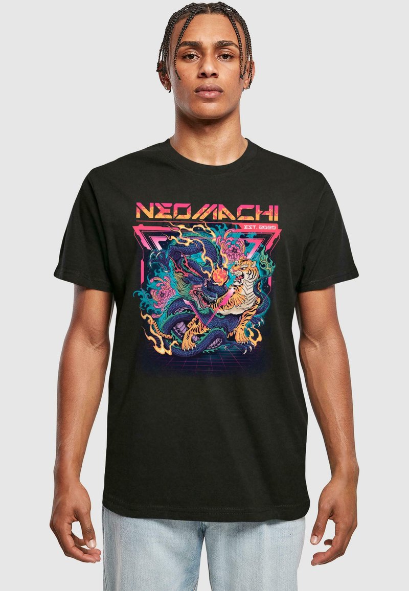 Sort bomulds t-shirt med et farverigt grafik af en tiger og drage, med neonlysende accenter og tekst, der siger "NEO/MACHI EST. 2020."