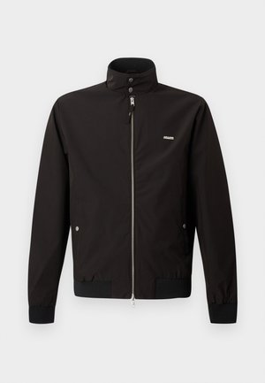 Czarna kurtka typu bomber wykonana z gładkiego, wodoodpornego materiału; posiada wysoki kołnierz, przedni zamek błyskawiczny oraz ściągacze przy rękawach. Delikatne logo na wierzchu.