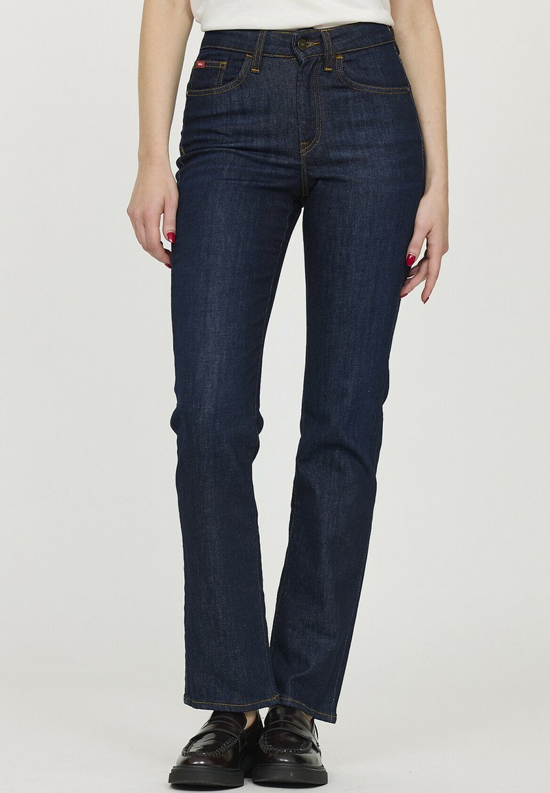 Jean en denim bleu marine avec une coupe droite, doté d'une taille haute, de coutures jaunes et d'une construction à cinq poches.