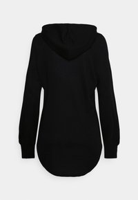 Schwarzer Hoodie mit abgerundetem Saum, langen Ärmeln und Kapuze mit Kordelzug. Hergestellt aus weichem Material mit glatter Textur.
