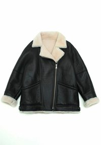 Schwarze Lederjacke mit einem weichen, cremefarbenen Kunstfellkragen und -manschetten. Verfügt über einen Reißverschluss vorne und zwei schräg geschnittene Seitentaschen.