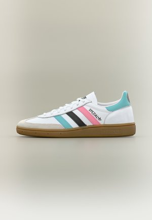 adidas Originals, HANDBALL SPEZIAL INTER MIAMI SHOES - Indoor football boots - white/easy mint/core black