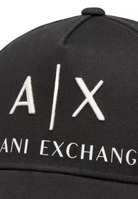 Casquette noire avec logo « A/X » brodé en blanc et le texte « Armani Exchange » à l'avant. Elle comprend une visière incurvée et une sangle ajustable.