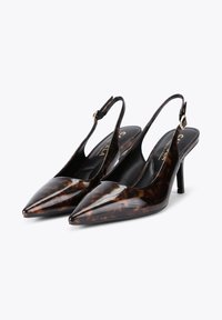 Décolleté slingback con punta elegante in motivo tartarugato lucido. Presentano un tacco sottile e una cinturino regolabile con finiture in tonalità oro.