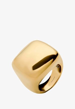 Anillo tono dorado con forma de cuadrado redondeado y textura pulida. Presenta una banda ancha y un diseño minimalista.