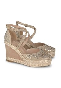 Beige wedge sandalen met een espadrille basis, versierd met duidelijke rhinestones en kruisbanden. Zachte suède textuur, ronde te ontwerp.