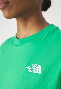 The North Face ESSENTIAL OVERSIZE T SHIRT - T-shirt print - optic emerald