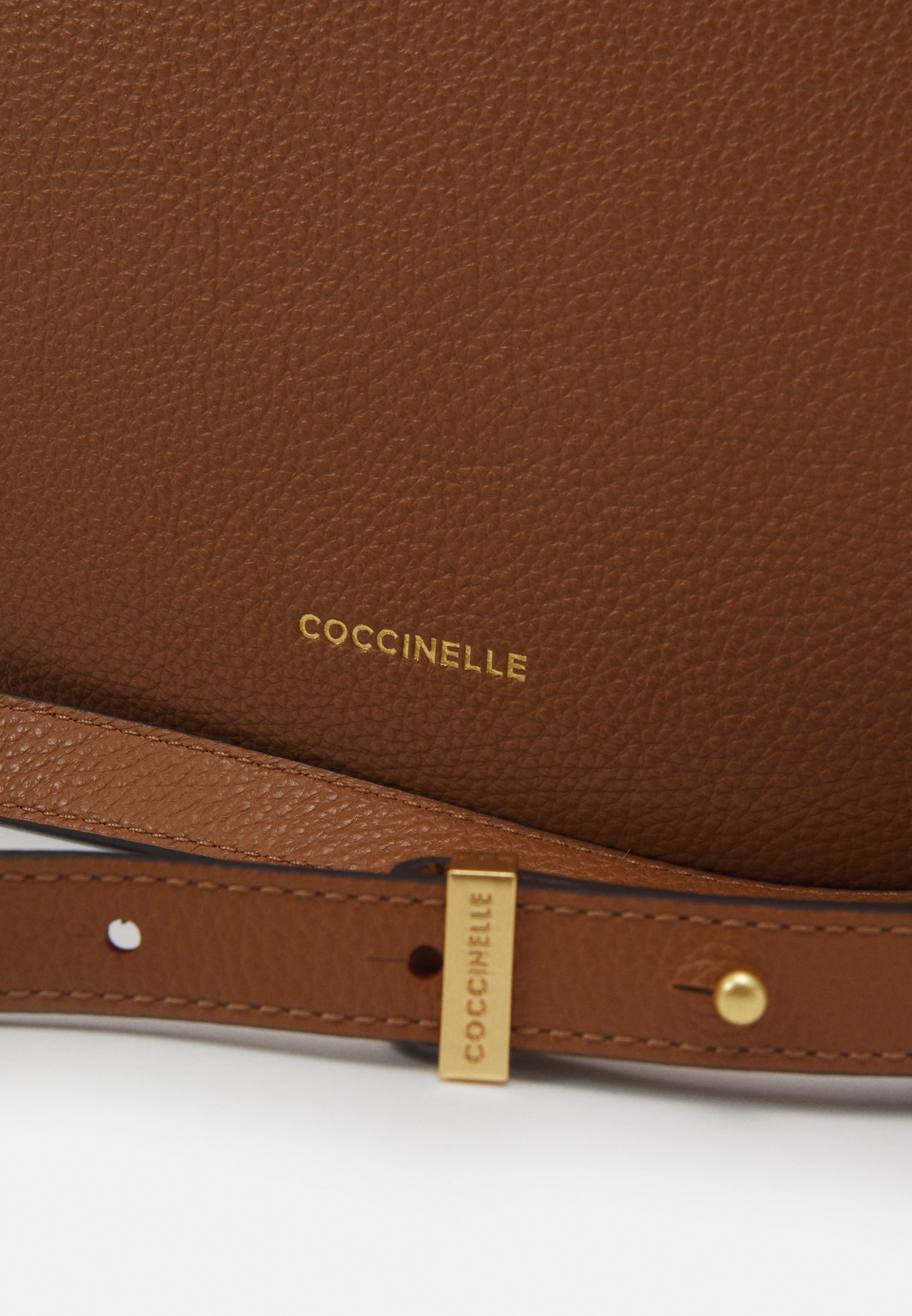 Coccinelle ZANIAH FLAPOVER SHOULDER Håndveske caramel Coccinelle ZANIAH Håndveske caramel Zalando.no