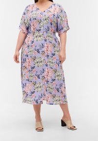 Blommig midiklänning i ljuslila tyg; har korta ärmar, knappstängning och blandade blommor i rosa, gult och marinblå nyanser.