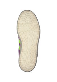 Adidas sneaker zool met een lichtbeige kleur en een textuurpatroon voor grip. Paarse en groene accenten aan de zijkant.