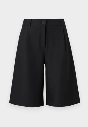 Fekete, magasderekú, testhezálló térdig érő rövidnadrág elülső gomb- és cipzárzárral, övbújtatókkal és enyhe elülső redőkkel.