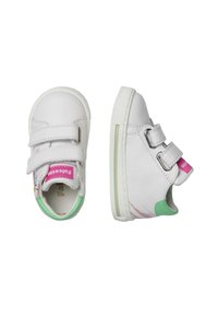 Baskets en cuir blanc avec des accents verts et des brides roses. Présentent une texture lisse et des semelles en caoutchouc. Le design remarquable inclut un détail de dessin animé.