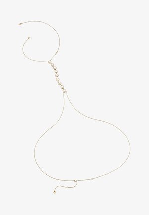 Collier en chaîne dorée présentant des éléments circulaires liés et un pendentif en forme de triangle à l'extrémité, avec une finition délicate et texturée.
