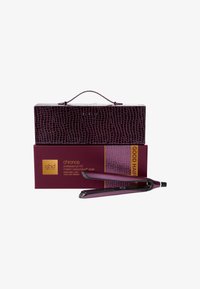 GHD Chronos professioneller Haarglätter in Kirschfarbe mit schlankem Design, begleitet von einem strukturierten lila Krokodilmuster-Etui.