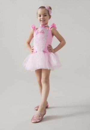 Body di balletto rosa con busto di paillettes e gonna in tulle, decorato con il logo "Barbie"; abbinato a scarpe da balletto rosa scintillanti.
