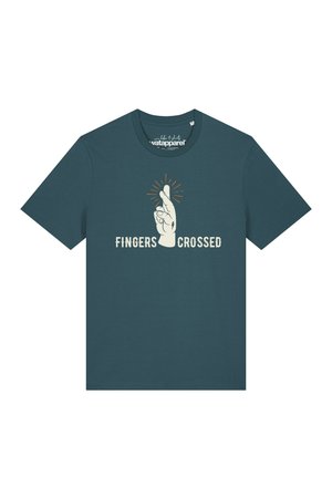 Dunkelgrünes T-Shirt mit einer Illustration einer Hand, die die Finger kreuzt, und dem Text "Fingers crossed" darunter.