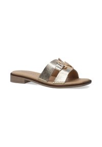Metallic guld slide-sandaler med tre brede stropper, der har en tekstureret overflade og dekorativ hardwaredetalje. Flad sål og åbent tå-design.