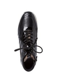 Schwarzer Sportschuh mit Lackleder-Oberfläche, ausgestattet mit schwarzen Schnürsenkeln, Akzenten im Leopardenmuster an den Seiten und einem runden Zehenbereich.