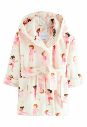 Weißer Fleece-Bademantel mit Kapuze, ausgestattet mit einem lebhaften Muster von Kindern in pinken Outfits. Enthält lange Ärmel, einen Bindegürtel und Taschen.