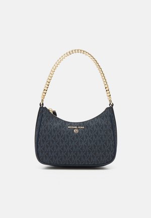 Granatowa torba na ramię Michael Kors z paskiem na złotym łańcuszku i wzorem z logo MK na całej powierzchni, zamknięciem na zamek oraz złotą plakietką z logo z przodu.