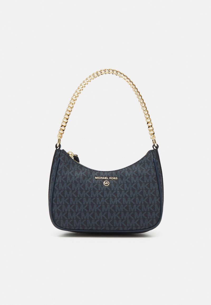 Sac à épaule bleu marine Michael Kors avec bandoulière chaîne dorée et motif logo MK intégral, fermeture éclair et plaque logo dorée sur le devant.