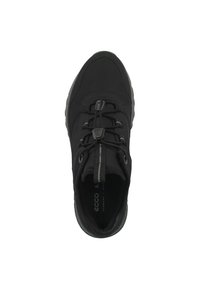 Scarpa sportiva nera con tomaia in rete, lacci elasticizzati e suola testurizzata. Presenta una linguetta sul tallone per indossarla facilmente.