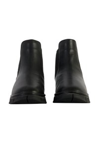 Stivaletti neri in pelle con una texture liscia, pannelli laterali elastici, punta arrotondata e suola in gomma per una migliore aderenza.